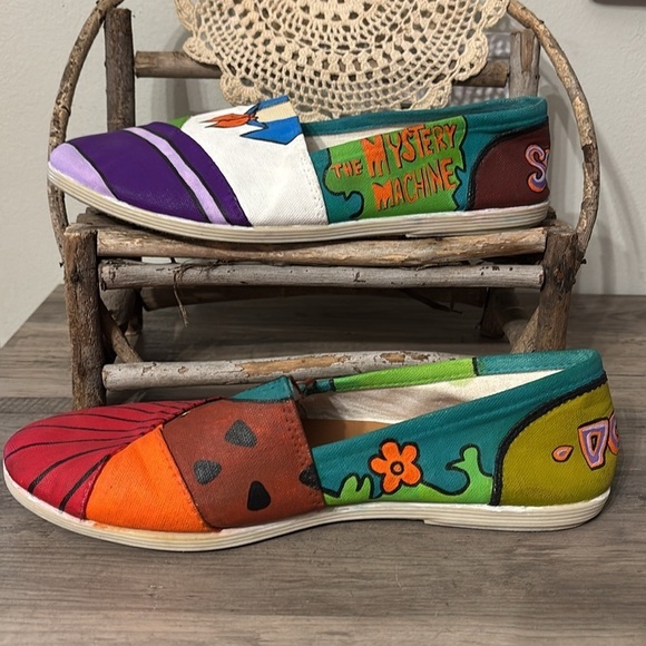 PRE OWNED CUSTOM HANDMADE PAINTED SCOOBY-DOO SLIP ON FLATS SHOES - Picture 3 of 15